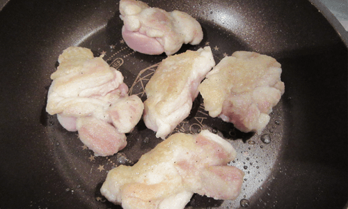 フライパンで焼かれた鶏肉の画像